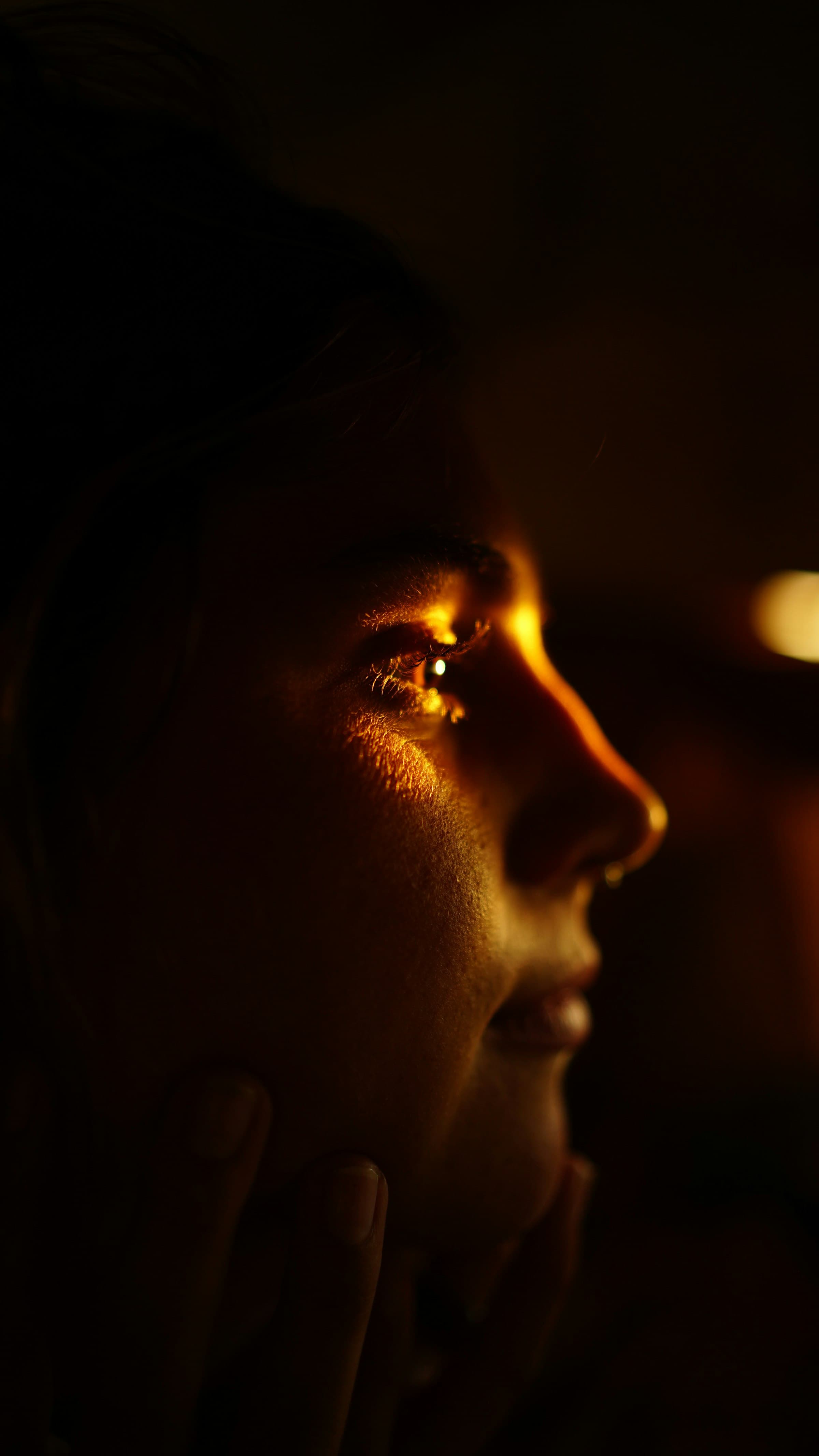Retrato em luz dourada suave, evocando o cuidado dermatológico da Dra. Raquel Pelli